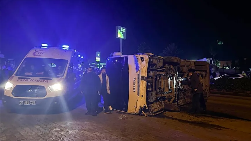 Hatay'ın Dörtyol ilçesinde devrilen midibüsteki 11 çevik kuvvet polisi yaralandı.