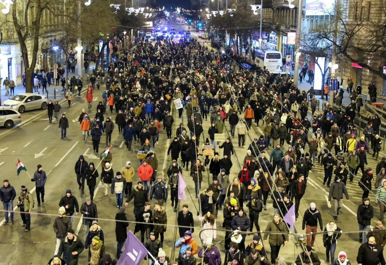 BUDAPEŞTE Muhalefetin "köle yasası" olarak adlandırdığı "fazla mesai" kanununu protesto