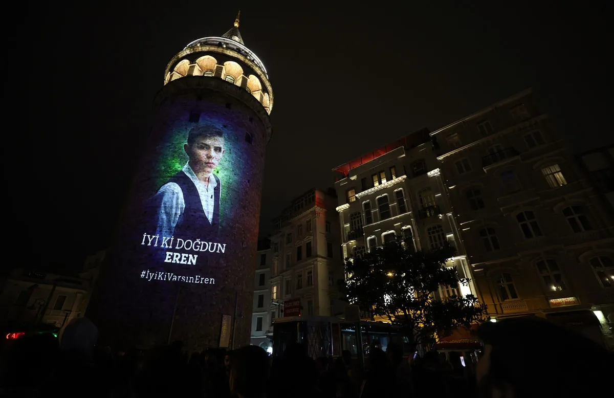 Kulede şehit Eren Bülbül'ün doğum gününde video mapping gösterisi gerçekleştirildi