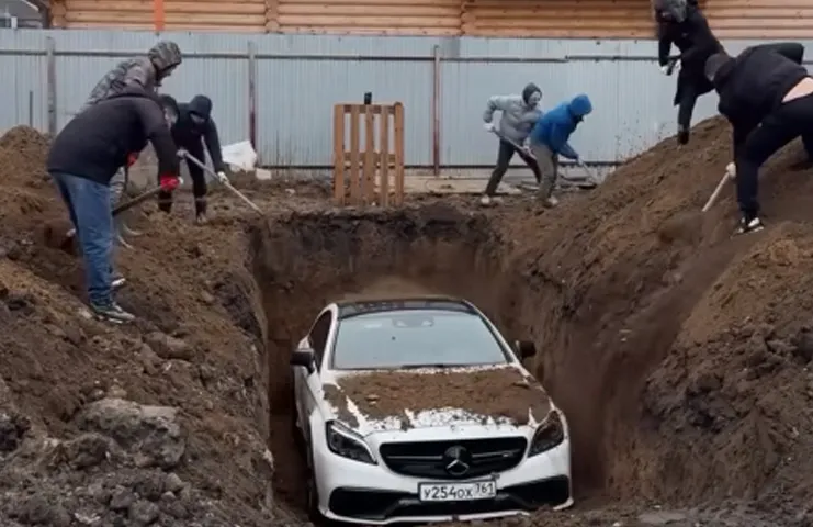Rusya’da genç bir grup, yeni yılı farklı bir şekilde kutlamak
