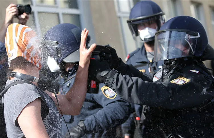 Avusturya’nın başkenti Viyana’da yeni tip virüs önlemleri karşıtı gösteride protestocular