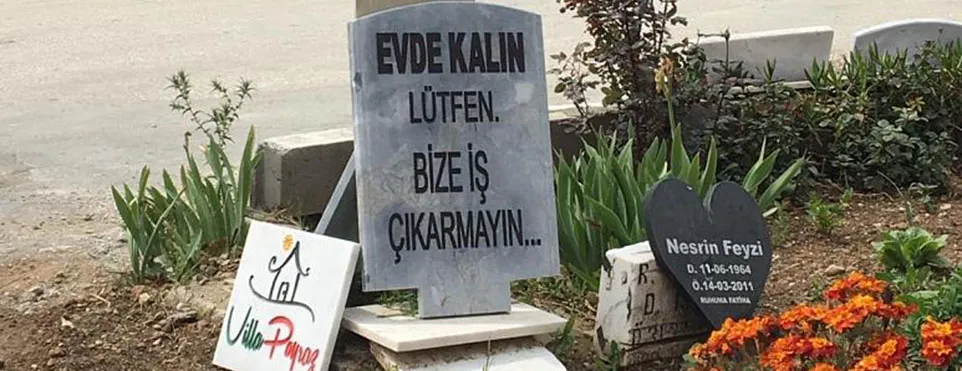 Dükkanın önüne bir mezar taşı yapan usta üzerine de 'Evde