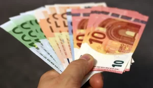 Almanya'nın Kuzey Ren Vestfalya Eyaleti (KRV) Düsseldorf kentinde Kuzey Afrika