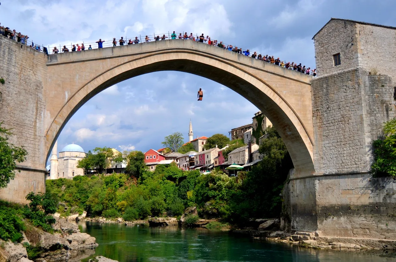 Bosna Hersek'teki en önemli Osmanlı eserlerinden Mostar Köprüsü'nün, Hırvat birliklerinin