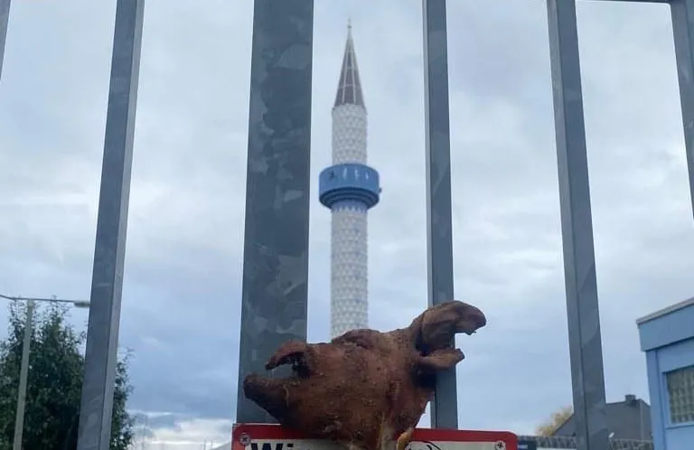Almanya'nın Dortmund kentinde kimliği belirsiz bir kişi, Diyanet İşleri Türk