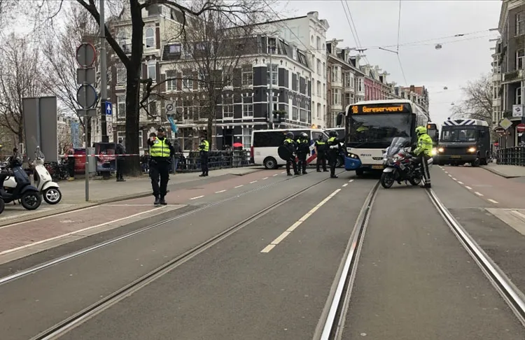 Hollanda'da hükümet, yeni tip virüs salgınıyla mücadele kapsamında ülke genelinde