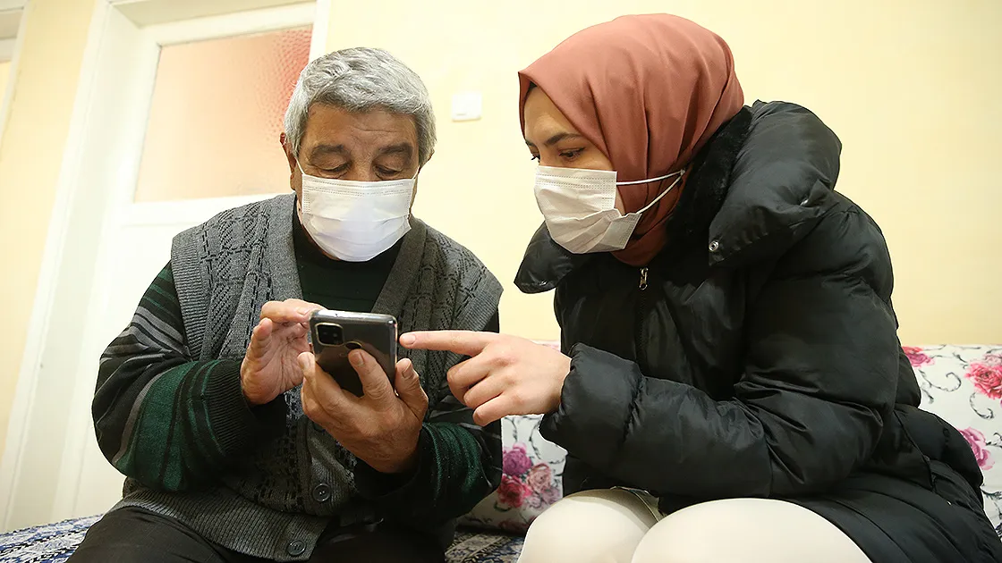 Kocaeli'de belediye personeli tarafından 65 yaş üstü vatandaşlara evlerinde bilgisayar,