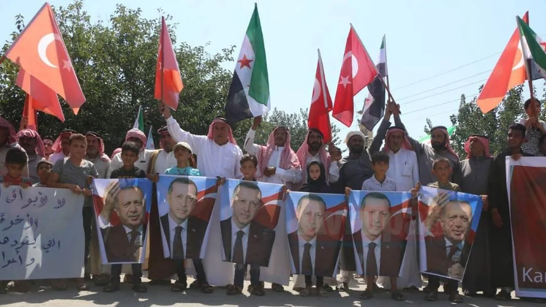 Suriye'nin Afrin bölgesindeki Şeyh Hadid'de bir araya gelen kalabalık, Türkiye