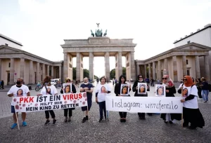 Almanya'nın Köln kentinde düzenlenen gösteride, Ermenistan'ın Azerbaycan'a yönelik saldırıları ve