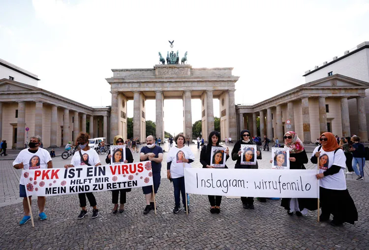 Almanya'nın Köln kentinde düzenlenen gösteride, Ermenistan'ın Azerbaycan'a yönelik saldırıları ve