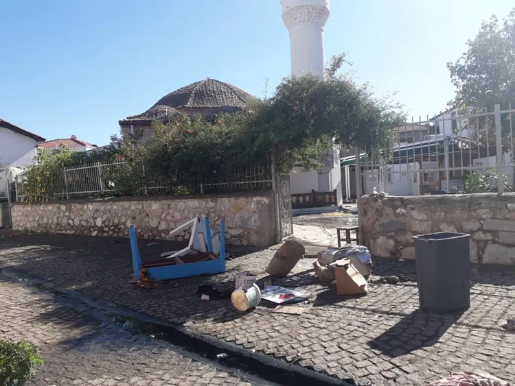 Seferihisar merkezli depremin ardından İzmir'in metropol ilçelerinden Bayraklı'da meydana gelen