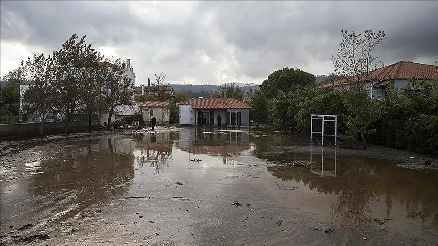 Yunanistan'da su baskınları yaşanıyor Yunanistan'da kötü hava koşulları sebebiyle çok