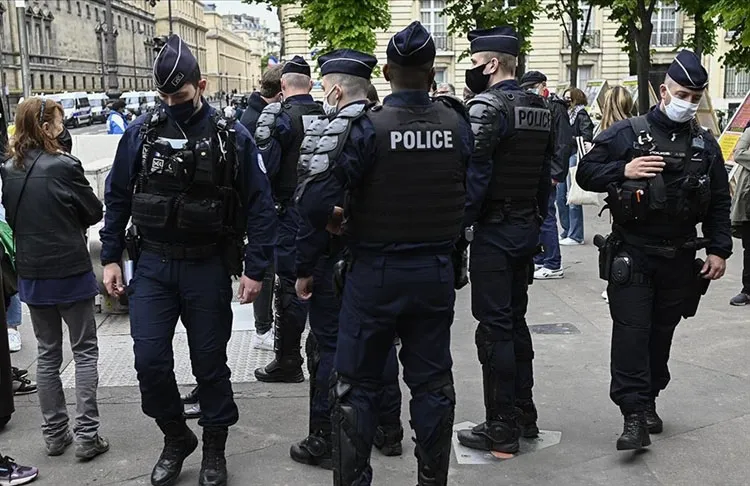 Fransa'da 6 polise, ırkçı hakaret ve şiddette bulunduğu gerekçesiyle hapis