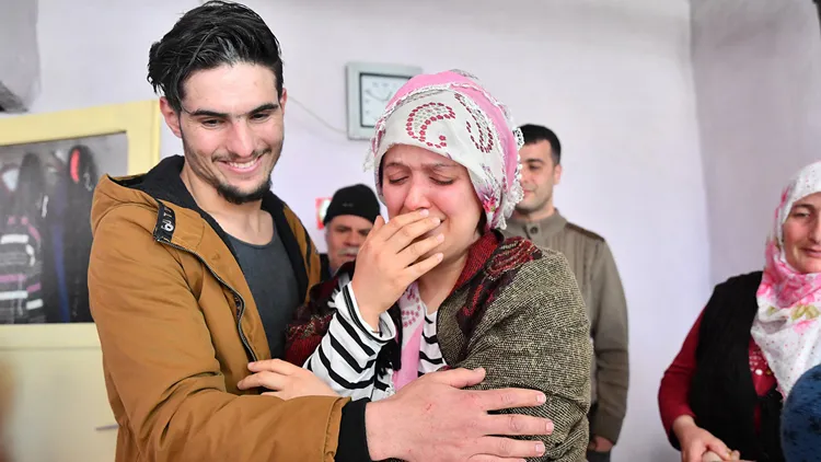 Elazığ'da enkaz altından kurtuluşuna vesile olan Suriyeli'ye teşekkürünü dile getirerek