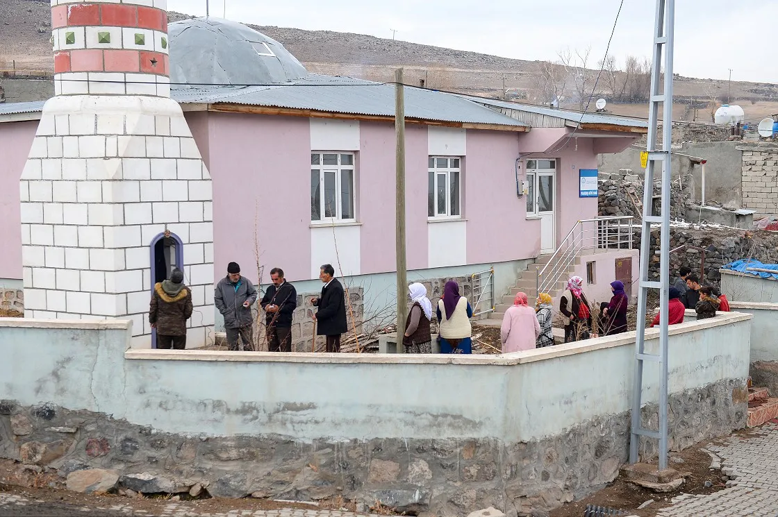 Iğdır'da cep telefonu hatlarının çekmediği Pınarbaşı köyünde yaşayanlar, şebeke sorununun