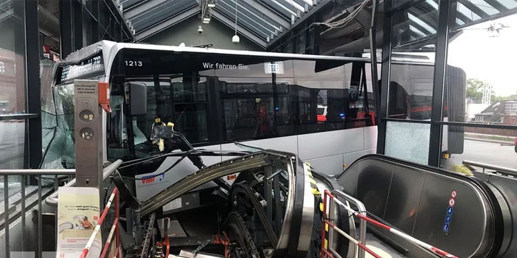 Almaya’nın Hamburg kentinde facianın eşiğinden dönüldü. Körüklü bir otobüsün 58