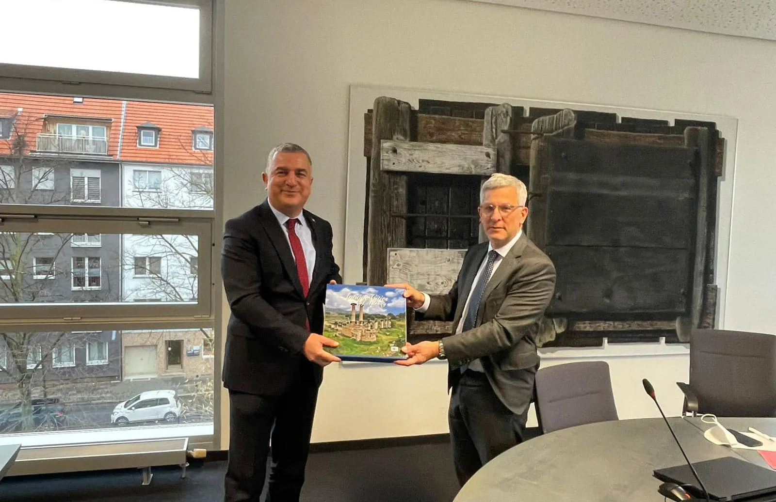 Türkiye'nin Berlin Büyükelçisi Ahmet Başar Şen, Berlin dışına ilk resmi