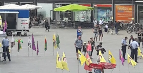 Almanya'nın terör örgütleri listesinde bulunan PKK sempatizanları, Köln şehrinde serbestçe