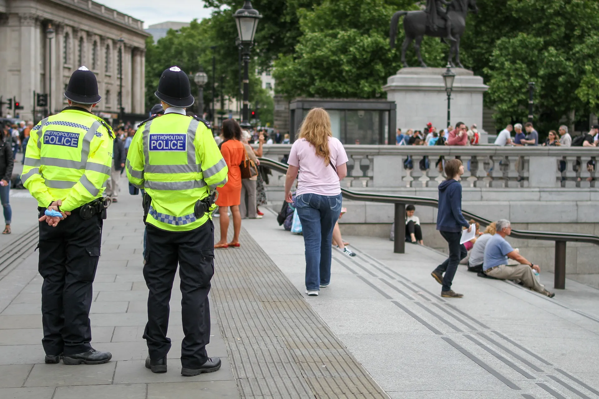 İngiltere'nin başkenti Londra'da izinsiz düzenlenen bir sokak partisi nedeniyle çıkan