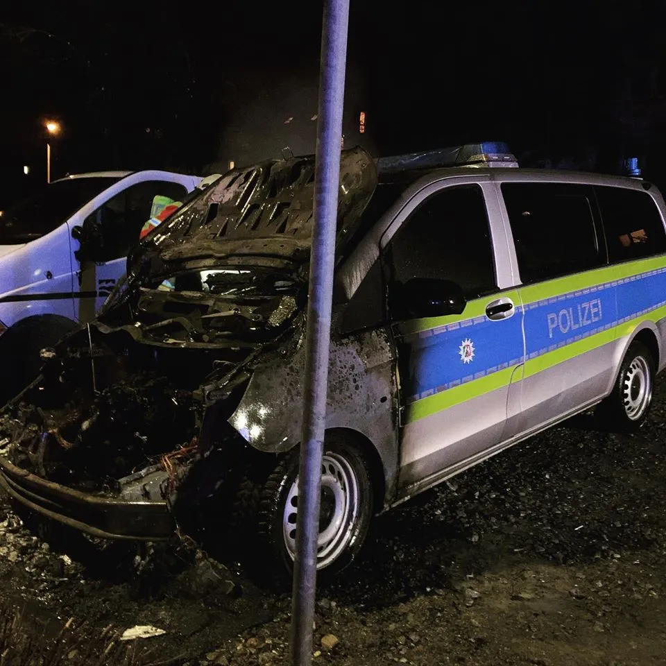 Almanya’nın Mettmann kentinde park halinde bulunan bir polis devriye aracını