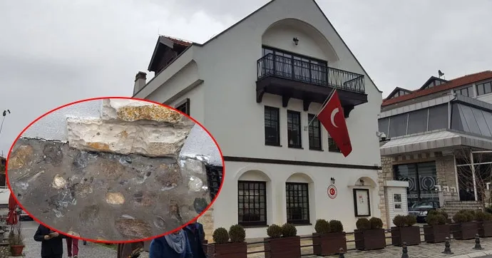 Kosova'da Türkiye Cumhuriyeti Prizren Başkonsolosluğuna molotoflu saldırı düzenlendi.