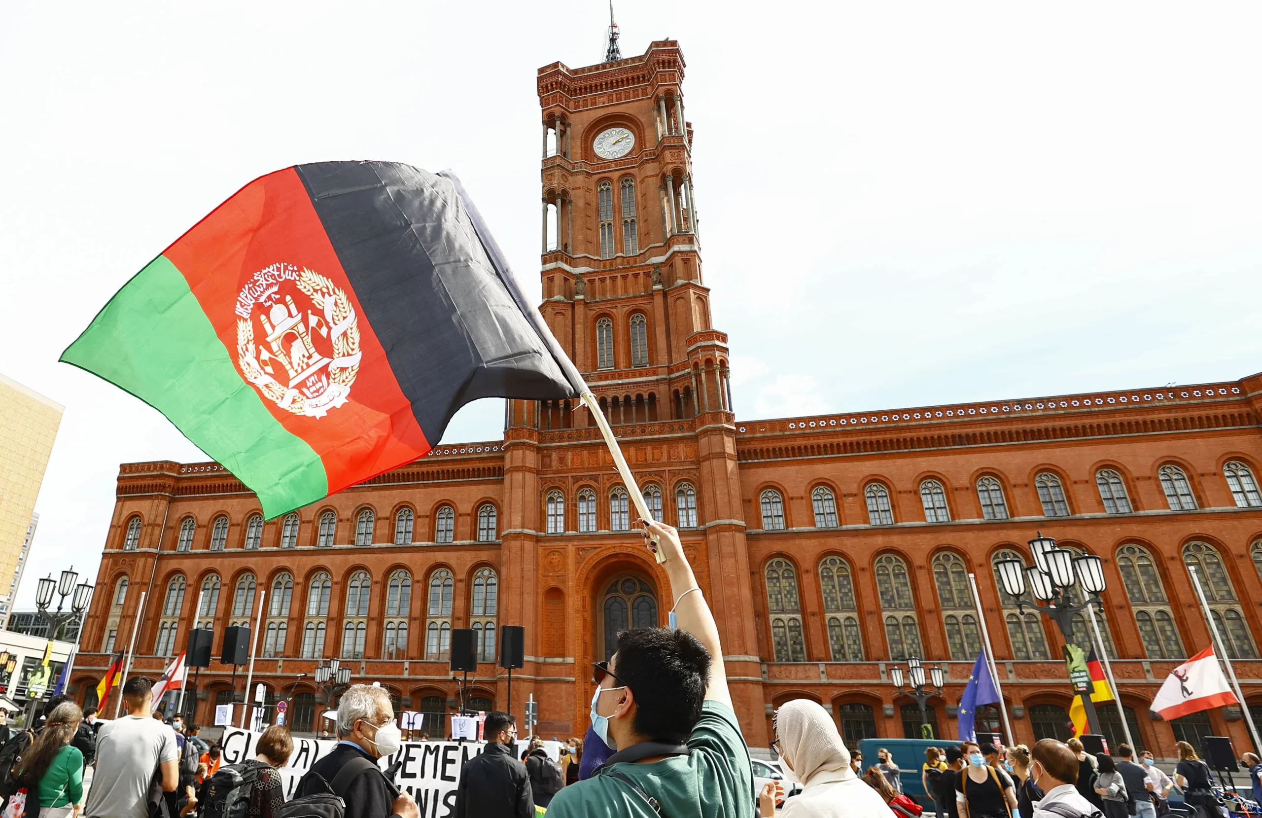 Almanya'nın başkenti Berlin'de yüzlerde kişi Afganistan'da hayatları tehlikede olanların tahliye