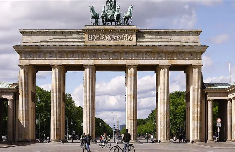 Almanya, Rusya'nın Berlin Büyükelçiliğinde çalışan bir Rus diplomatı "istenmeyen kişi"