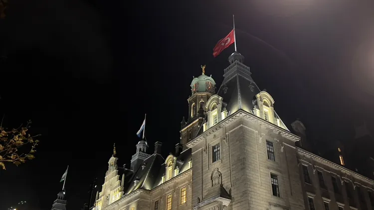 Hollanda'da, İstanbul’daki terör saldırısında hayatını kaybedenler için Rotterdam Belediye binasına