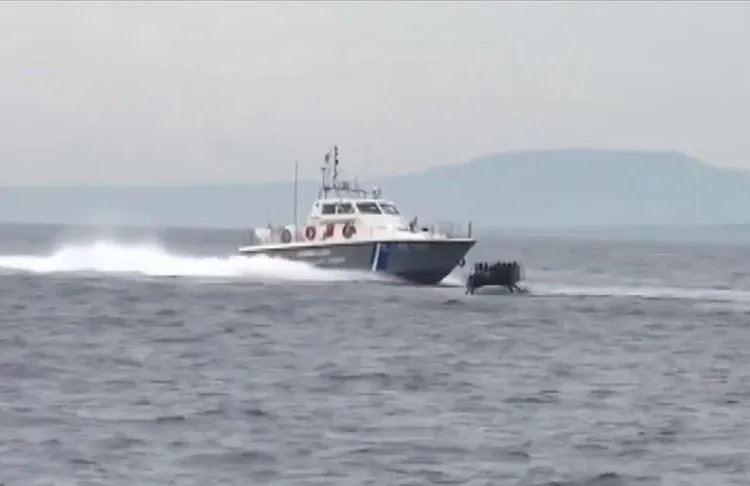 Yunan güvenlik güçlerinin, 25 sığınmacıyı darp ettikten sonra açık denize