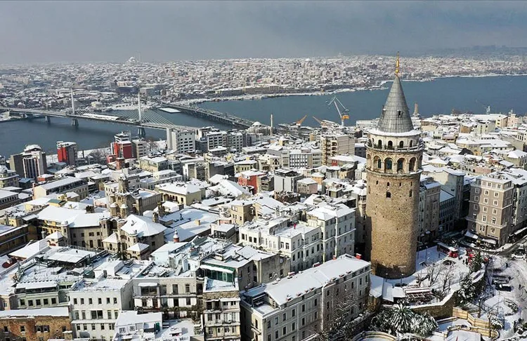 İstanbul'da cumartesi akşamı başlayan kar yağışı, bazı bölgelerde zaman zaman