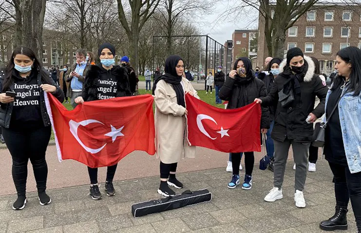 Hollanda'da polisin, öldürülen 16 yaşındaki Türk kızıyla ilgili ırkçı söylemlerini