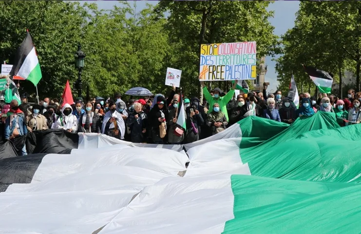 Fransa'nın başkenti Paris'te İsrail'in saldırılarına karşı Filistinliler için geniş katılımlı