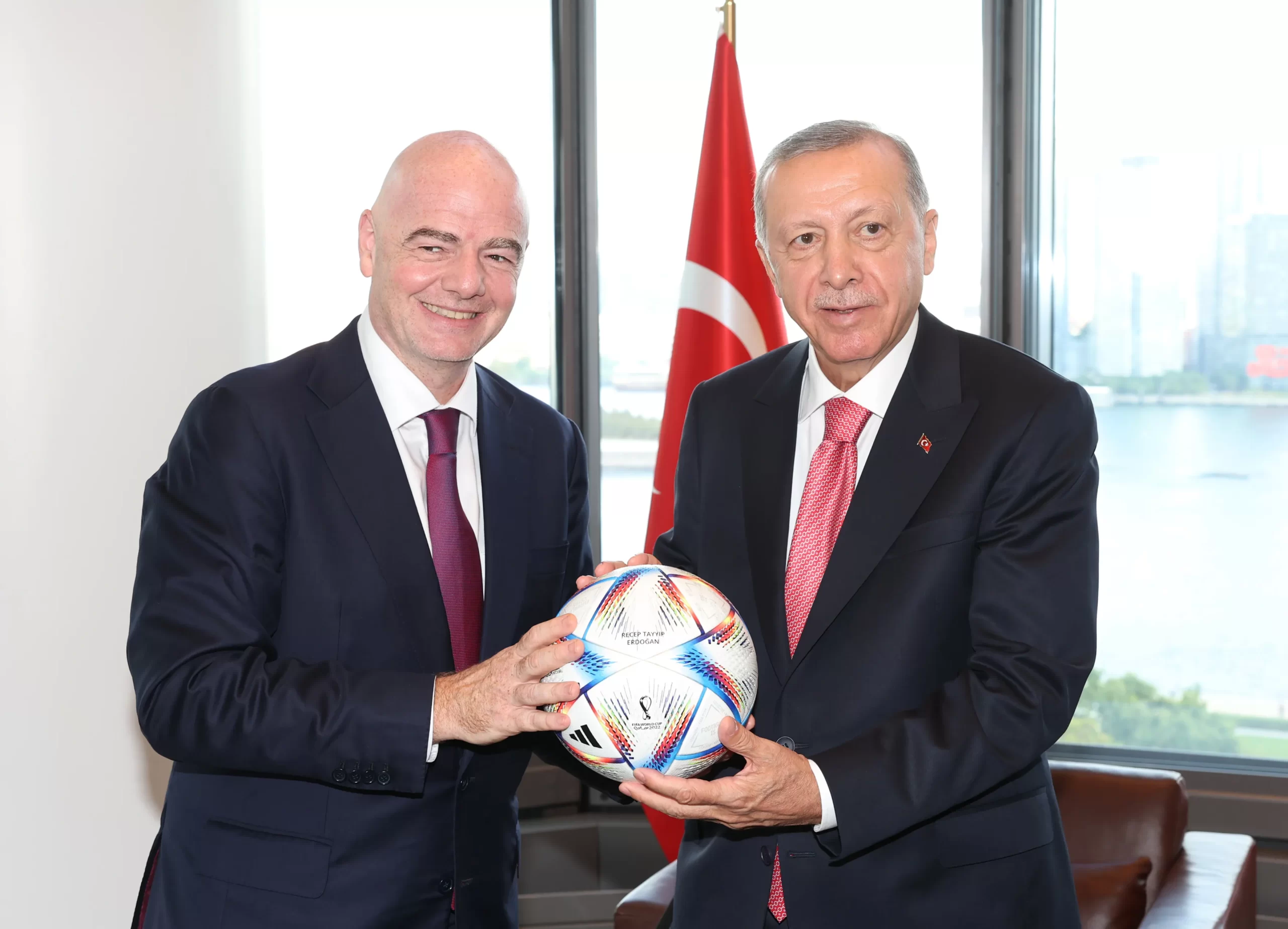 İnfantino, Cumhurbaşkanı Erdoğan'a üzerinde "Recep Tayyip Erdoğan" yazılı, Katar'da yapılacak