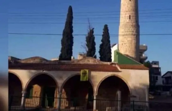 Rum Kesimi'ndeki bir cami duvarına kimliği belirsiz kişilerce ırkçı saldırı