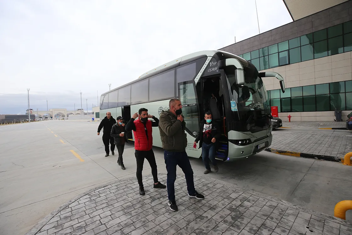 Yunanistan'ın Igoumenitsa Limanı'ndan İtalya'nın Brindisi Limanı'na seyrederken yangın çıkan feribottan