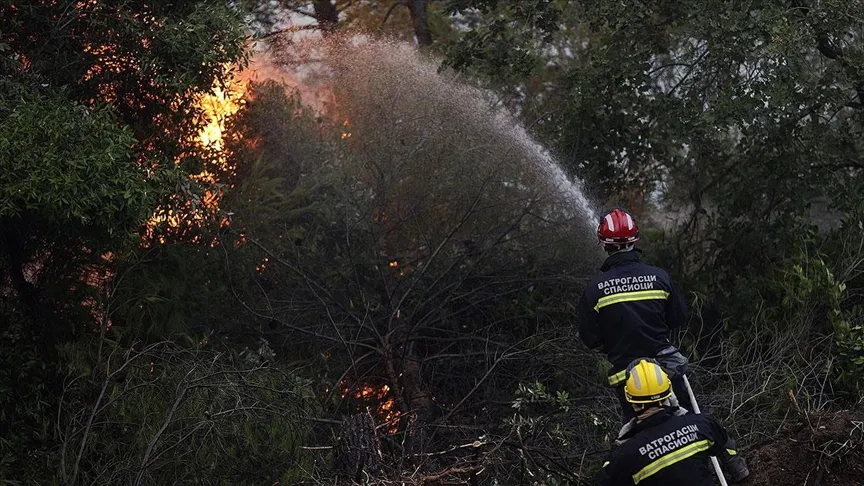 Yunanistan'da 10 günü aşkın süredir devam eden orman yangınlarına müdahalede