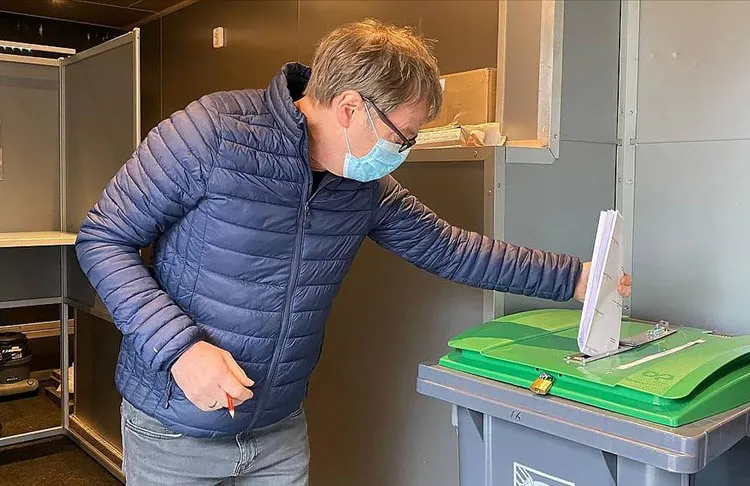 Hollanda genel seçimlerini, sandık çıkış anketlerine göre Başbakan Mark Rutte'nin