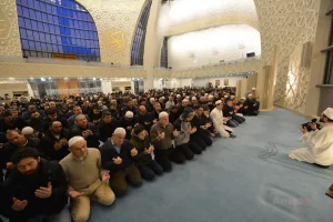 Köln DİTİB Merkez Camii’nde çoğunluğu gençlerden oluşan yaklaşık bine yakın