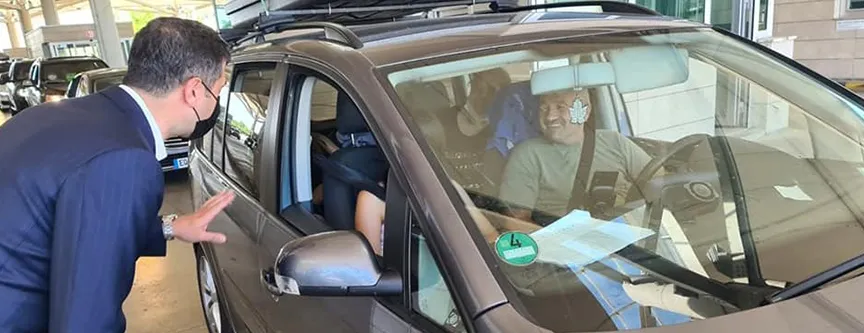 Sırakaya, ülkeye giriş yapan vatandaşlara hoş geldiniz diyerek, dezenfektan kitleri