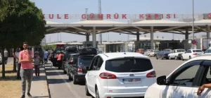 Türk araçlarından rüşvet almayan gümrük olmadığını savunan sürücüler, taşıdıkları yükün