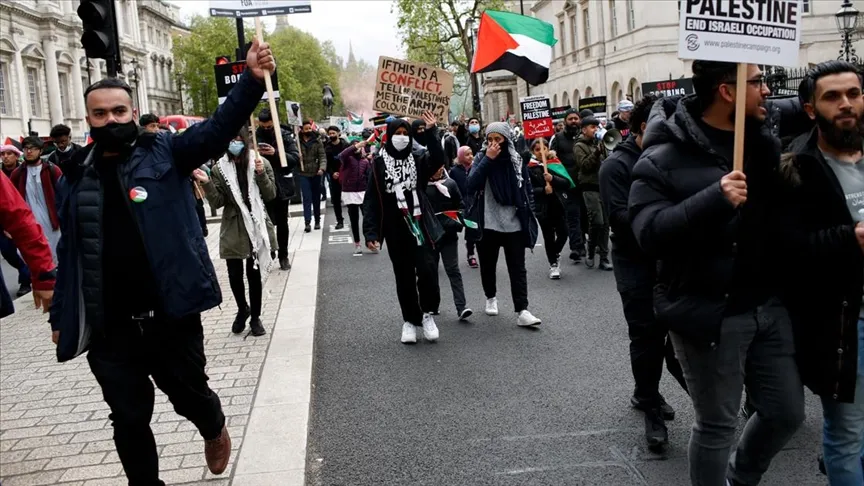 İngiltere'de İsrail'in Filistinlilere yönelik saldırılarını protesto eden göstericiler, İsrail bayrağı