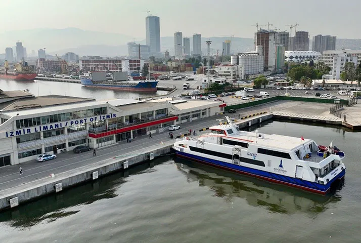 İzmir Büyükşehir Belediyesi tarafından hayata geçirilen İzmir-Midilli seferleri bugün başladı.