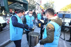6.6 şiddetinde depremle sarsılan İzmir'de yaralar sarılmaya başlandı. Türkiye Diyanet