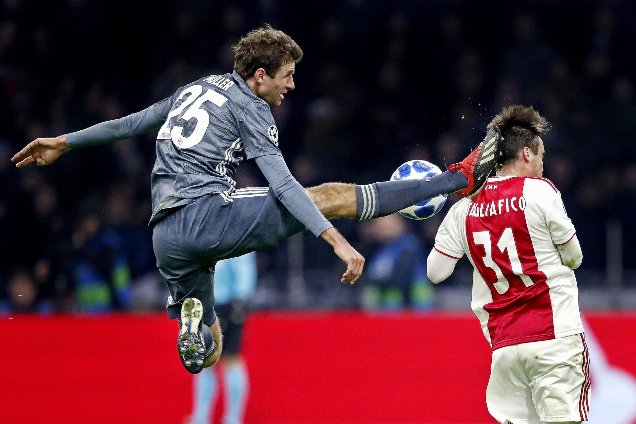 BERLİN   Bayern Münihli Müller, Ajaxlı Tagliafico'dan özür diledi  
