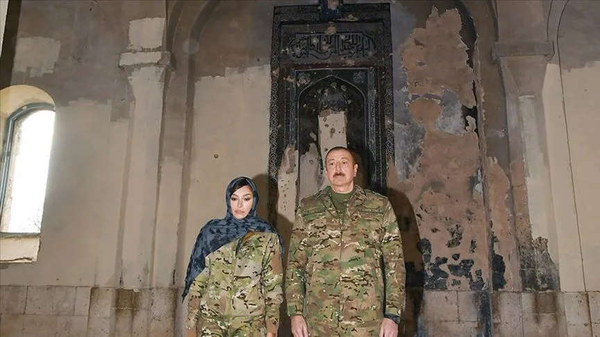 Aliyev'in eşi Mihriban Aliyeva'nın Instagram sayfasından paylaştığı görüntülerde, Cumhurbaşkanı Aliyev'in