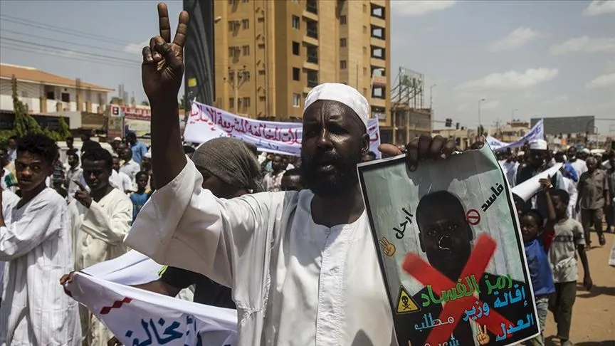 Sudan’da, islami grupların çağrısıyla cuma namazı sonrası başkent Hartum’un farklı