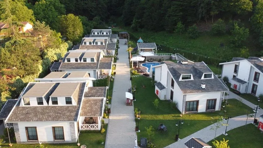Koronavirüs tedbirleri kapsamında faaliyetlerine bir süre ara veren turistik tesislerde
