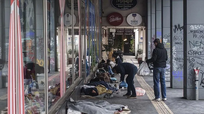 Yunanistan'da halk yeni tip koronavirüs nedeniyle evlerine kapanırken, başkent Atina