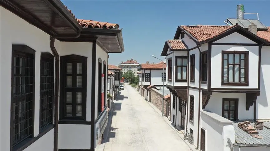 Kent merkezindeki özgün mimarisiyle dikkati çeken, çoğu yıkılmış ve ağır