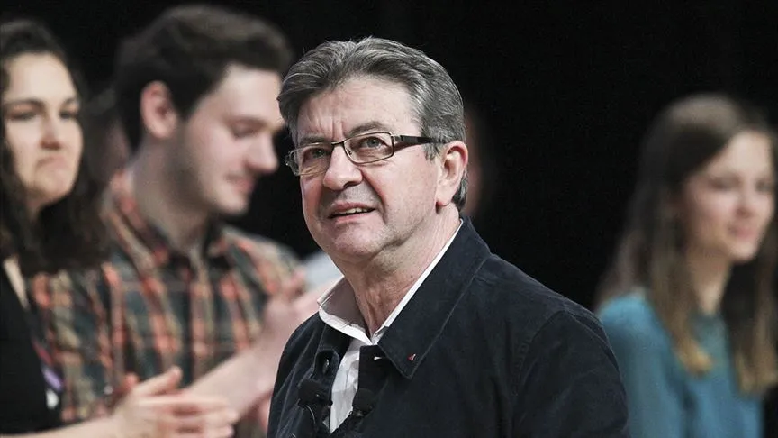 Melenchon, TF1 televizyonunda yaptığı açıklamada, Fransız toplumunun bir çıkmaz içinde
